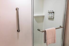 Holiday Inn & Suites Oakland Airport by IHG