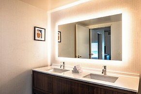 Holiday Inn & Suites Oakland Airport by IHG