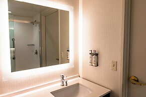 Holiday Inn & Suites Oakland Airport by IHG