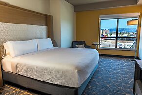Holiday Inn & Suites Oakland Airport by IHG