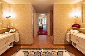 Hong Kong Disneyland Hotel