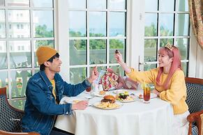 Hong Kong Disneyland Hotel