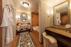 Hong Kong Disneyland Hotel