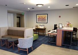 Holiday Inn Express & Suites Airport - Lincoln by IHG