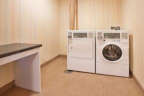 Holiday Inn Express & Suites Airport - Lincoln by IHG
