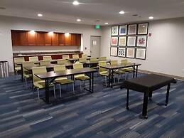Holiday Inn Express & Suites Airport - Lincoln by IHG