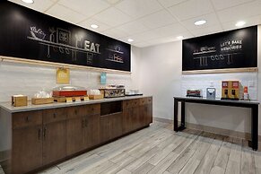 Hampton Inn & Suites Tulare