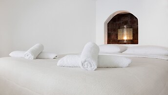 Abyssanto Suites & Spa