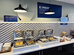 Holiday Inn Express & Suites Salinas by IHG