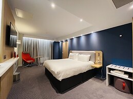 Holiday Inn Express Cheltenham by IHG