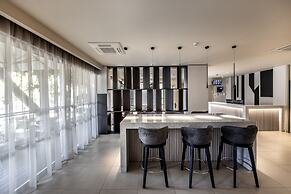Almond Business Hotel