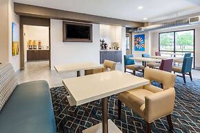 La Quinta Inn & Suites by Wyndham Wichita Airport