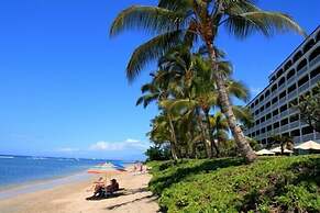 Lahaina Shores #425 Studio Bedroom Condo by RedAwning