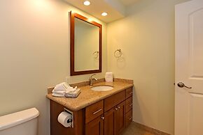 Lahaina Shores #425 Studio Bedroom Condo by RedAwning