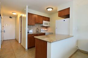 Lahaina Shores #425 Studio Bedroom Condo by RedAwning