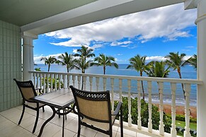 Lahaina Shores #425 Studio Bedroom Condo by RedAwning