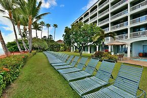 Lahaina Shores #425 Studio Bedroom Condo by RedAwning