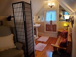 Historic Iron Horse Inn