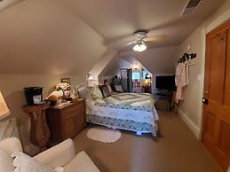 Historic Iron Horse Inn