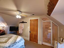 Historic Iron Horse Inn