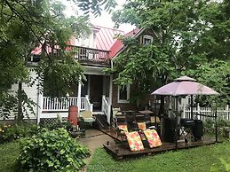 Historic Iron Horse Inn