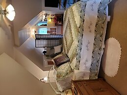 Historic Iron Horse Inn