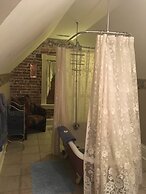 Historic Iron Horse Inn