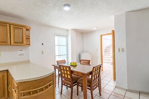 Suites Poliforum Inn