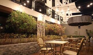 February Hotel The Signature Dongseongro