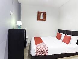 OYO 304 Zero Hour Hotel