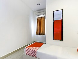 OYO 304 Zero Hour Hotel