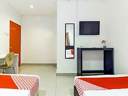 OYO 304 Zero Hour Hotel