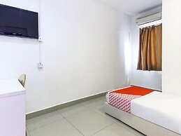 OYO 304 Zero Hour Hotel