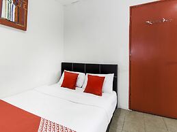 OYO 304 Zero Hour Hotel