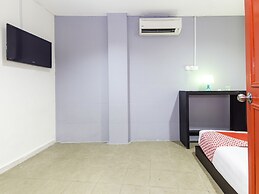 OYO 304 Zero Hour Hotel