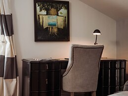 Royal Frenchmen Hotel and Bar