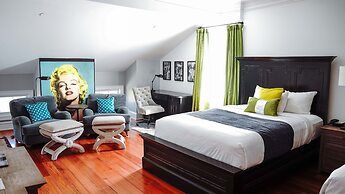 Royal Frenchmen Hotel and Bar