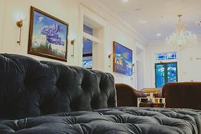 Royal Frenchmen Hotel and Bar