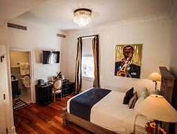 Royal Frenchmen Hotel and Bar