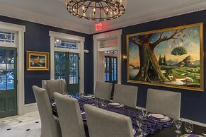 Royal Frenchmen Hotel and Bar