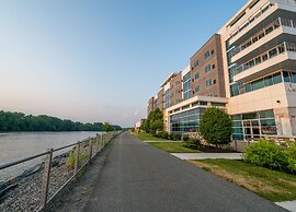 The Landing Hotel at Rivers Casino & Resort