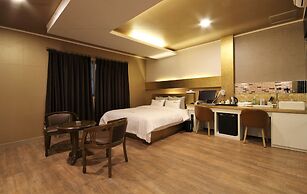 GoldenRoot Hotel in Gimhae