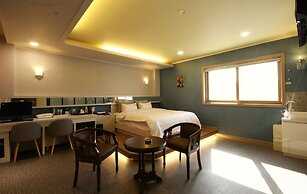 GoldenRoot Hotel in Gimhae