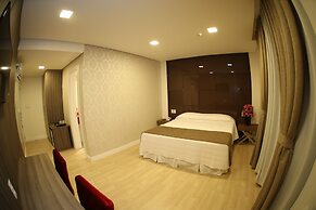 Holiday & Business Hotel - Ao lado do Centro de Eventos e Arena Conda