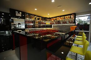 Holiday & Business Hotel - Ao lado do Centro de Eventos e Arena Conda