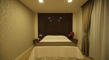 Holiday & Business Hotel - Ao lado do Centro de Eventos e Arena Conda