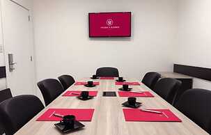 Holiday & Business Hotel - Ao lado do Centro de Eventos e Arena Conda