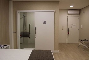 Holiday & Business Hotel - Ao lado do Centro de Eventos e Arena Conda