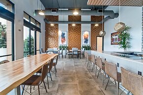 Global Luxury Suites in Menlo Park