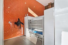 Global Luxury Suites in Menlo Park